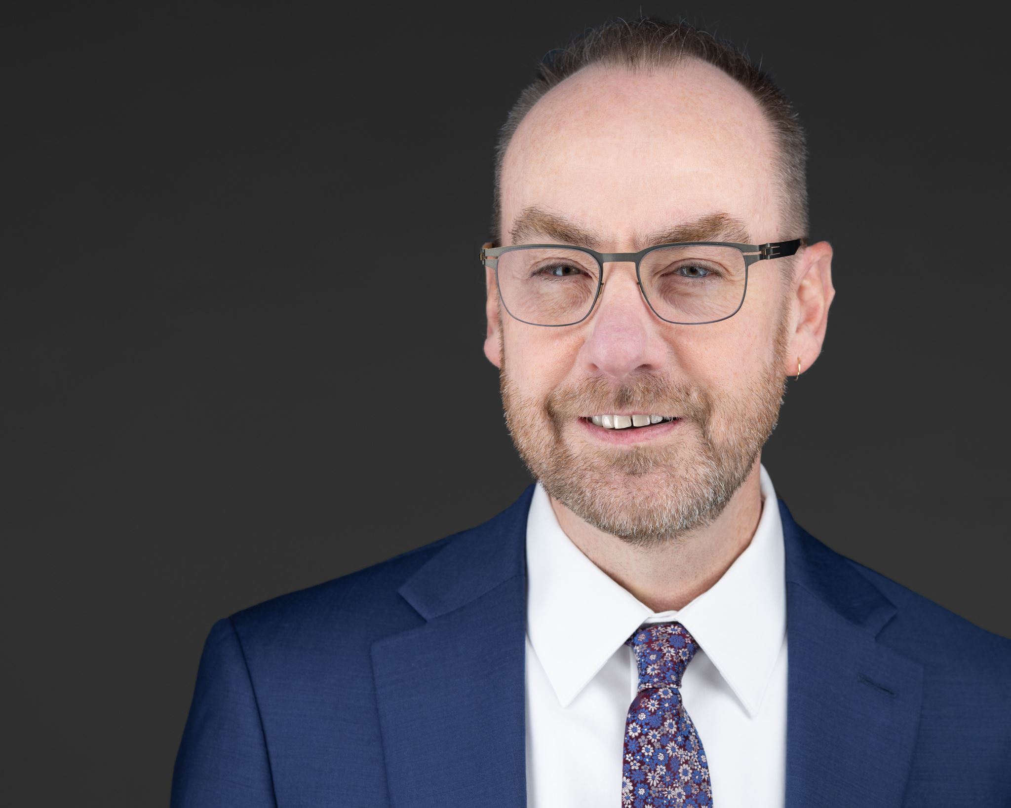 Ronn Mercer Headshop with grey background